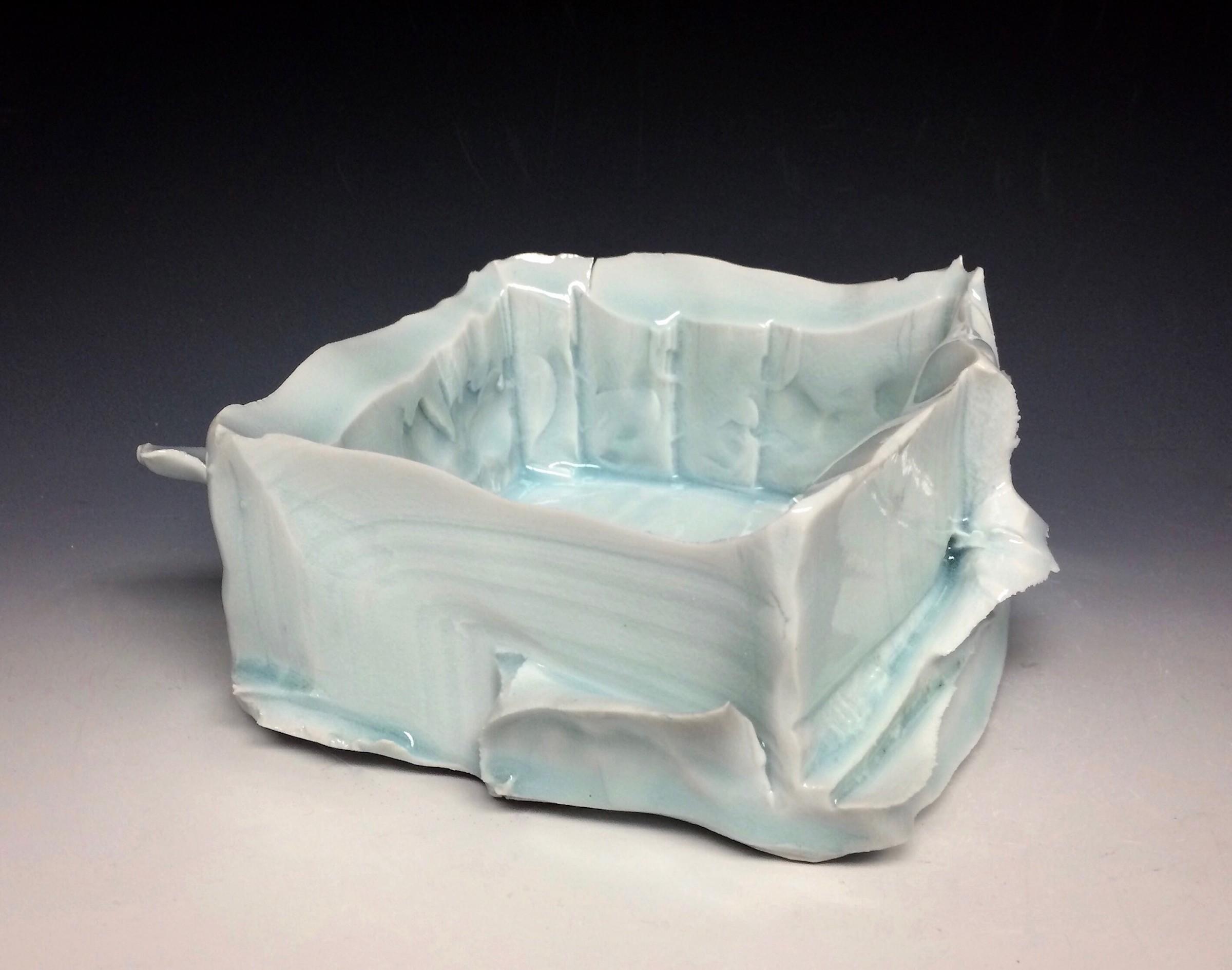艺术家约翰·奥尔斯的冰山船陶瓷雕塑.
