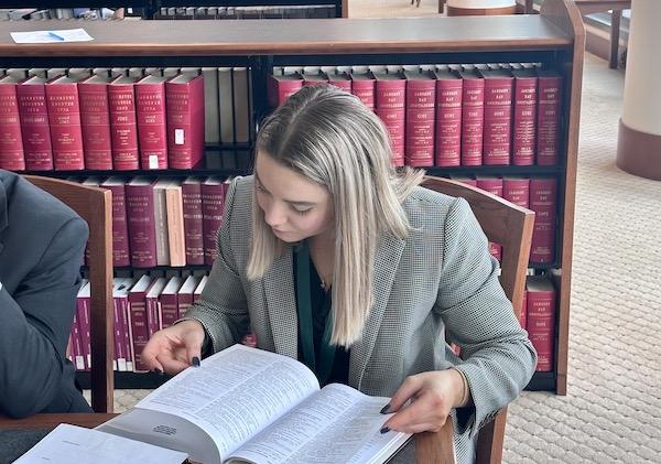 一名女学生在法院图书馆的桌子上阅读教科书.